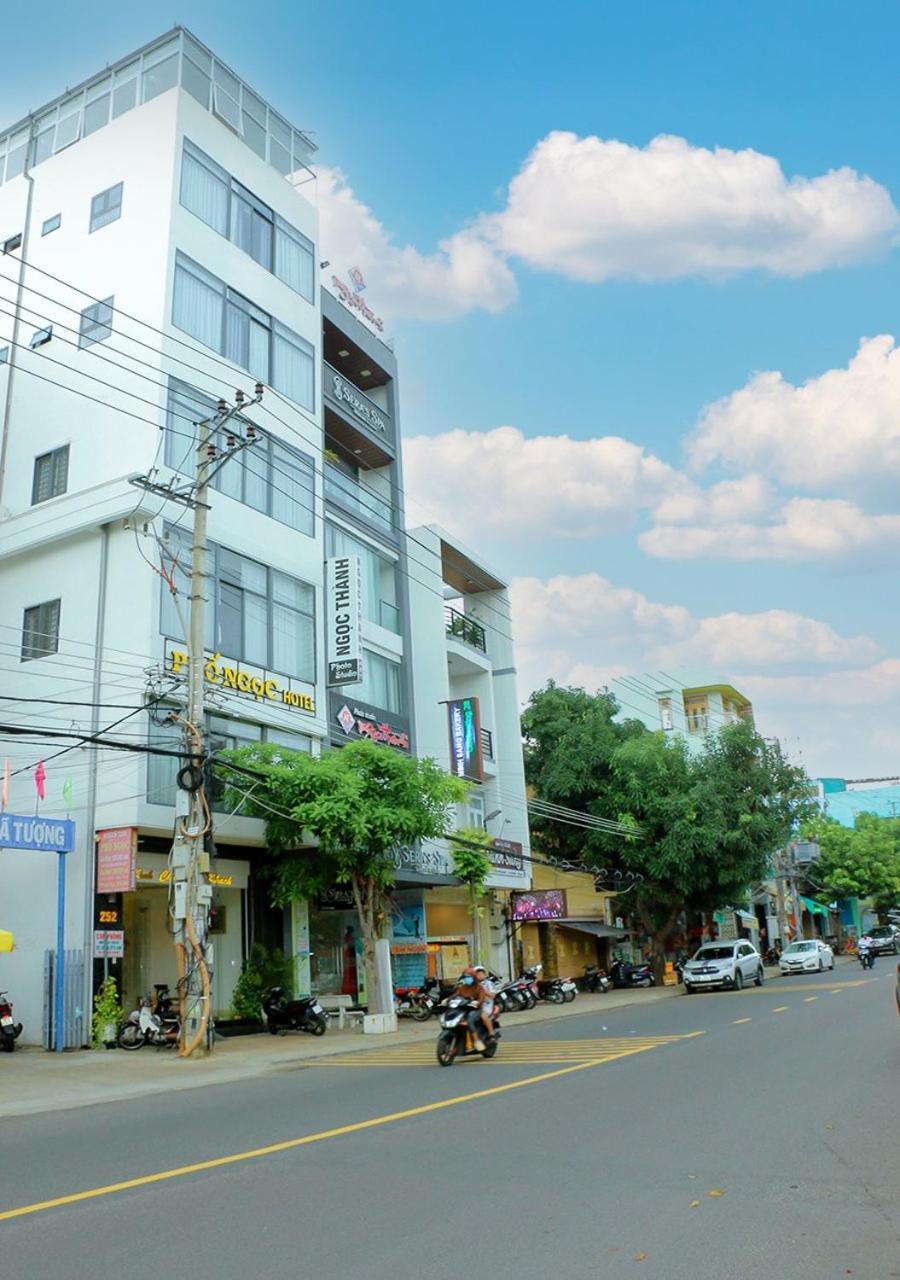 ホテル Khach San Pho Ngoc ニャチャン エクステリア 写真