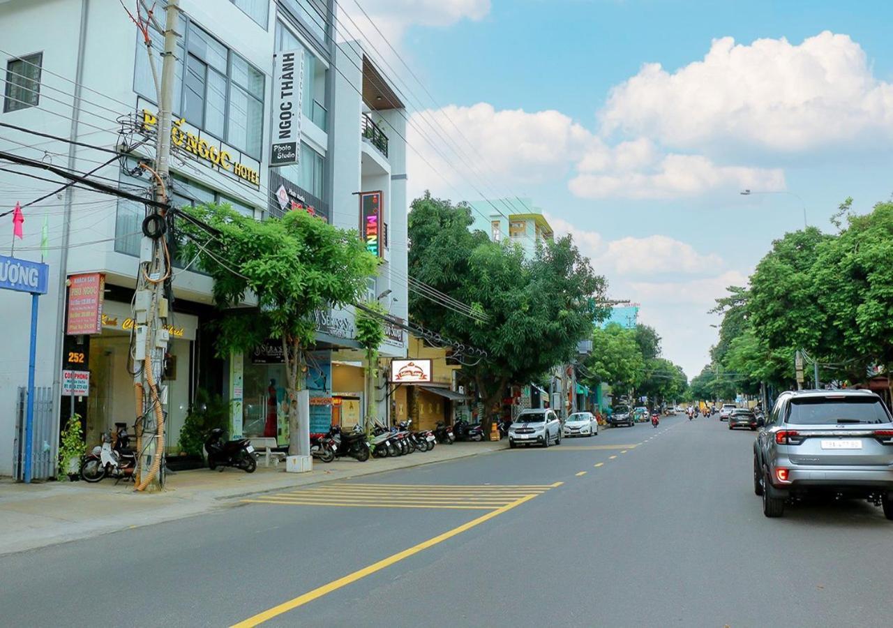 ホテル Khach San Pho Ngoc ニャチャン エクステリア 写真